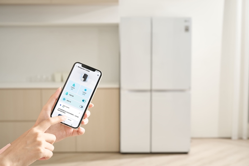 LG 冰箱內建 WiFi 可連接 LG ThinQ 操控，使用手機就能輕鬆控制家中冰箱。