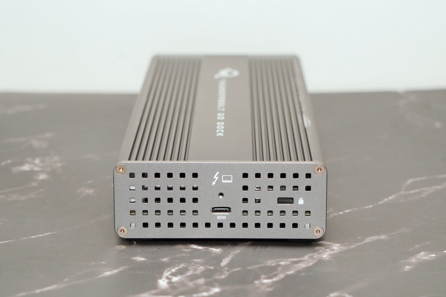 連接至主控端的Thunderbolt 4端子位於側面。