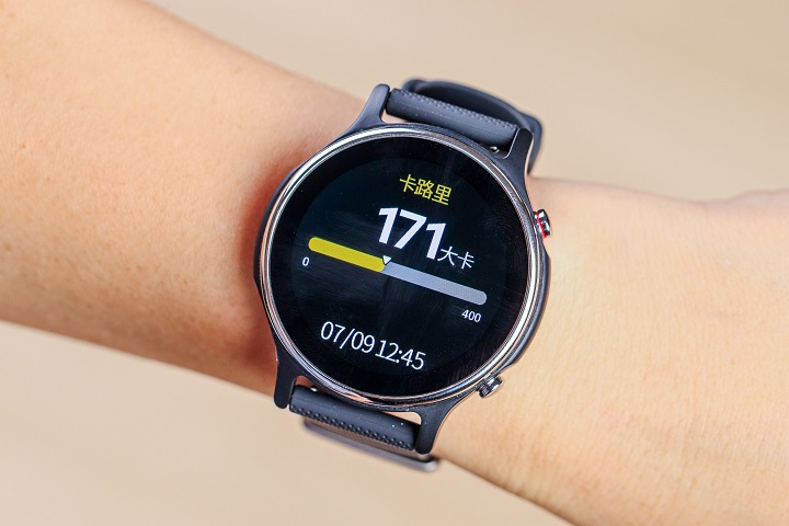 想知道累積消耗多少卡路里，也可以透過 VivoWatch 6 快速查詢。