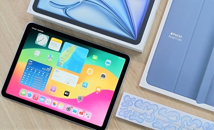 iPad Air M2 同步推出的配件還有聰穎雙面夾(售價 2,590 元起)、Apple Pencil Pro(售價 4,390 元),以及巧控鍵盤 (售價 9,890 元起),可依個人預算及需求選購。