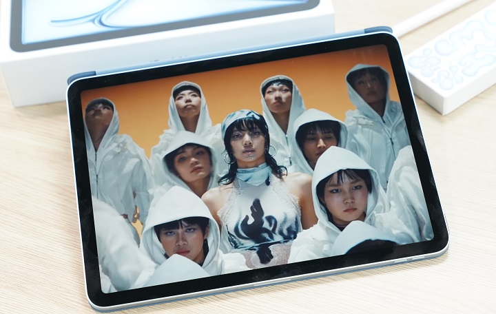 13 吋 iPad Air 的螢幕空間比 11 吋機型多出約 30%,自然在觀看影片是會有更好的視覺效果,且還特別強化低音表現。