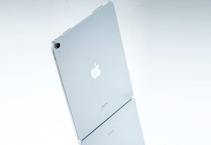 藍色算是 iPad Air M2 的特別色,比起去年的藍色更淡,帶出更多金屬感,在某些角度及色線下,甚至會有銀色的錯覺。
