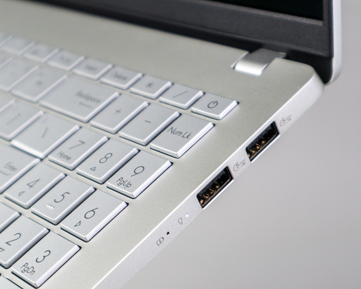 機身右側有兩個 USB 3.2 Type-A，以及狀態提示燈。