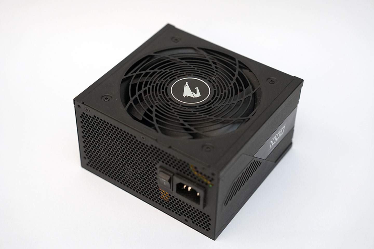 有別於多數 1000W 競品，技嘉研發團隊將此電供的尺寸縮小至只有 86 x 150 x 140 mm，除了可以輕鬆安裝到各種尺寸的機殼內之外，對於喜愛 PC MOD 的玩家們來說也更加便利，打造各種造型的電腦主機時能降低尺寸與重量。