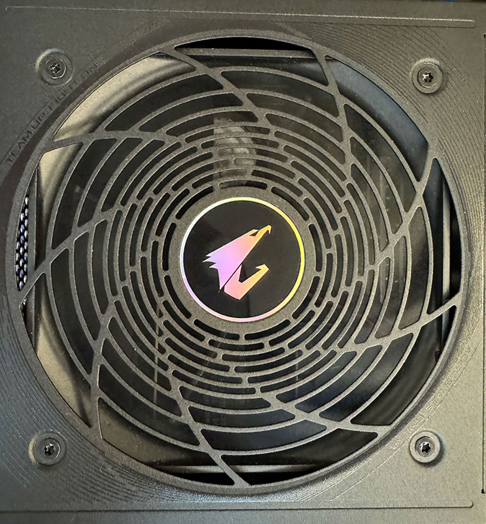 為了讓整個電腦系統能夠在任何狀況下都能穩定的運作，技嘉不但加入了 OCP、OTP、OVP、OPP、UVP、SCP 等保護設計，更通過各國的安規認證，來確保使用者的系統能夠穩定運作。