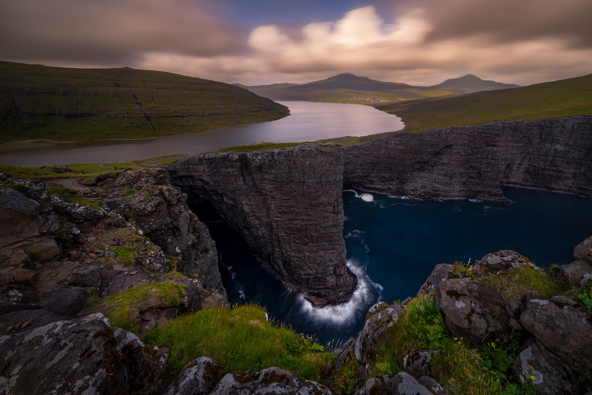 Wang Baoguo stressed that for landscape photography, cameras must have 'high image quality,' 'high pixels,' and 'dual memory card slots.' (α7R V + SEL1224GM, 12mm, F11, 30s, ISO 100) (see large image)