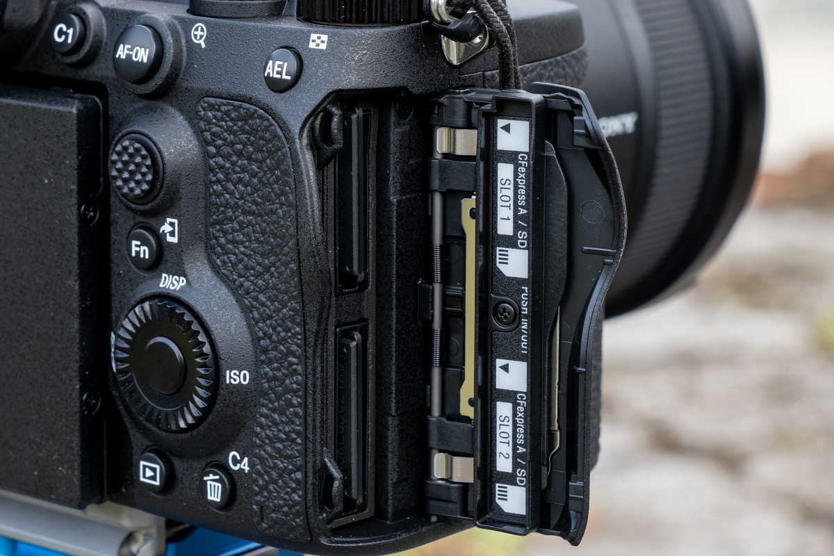 The dual memory card slot design is indispensable for professional photographers across all genres. Particularly in landscape photography, there are moments when you might only visit a location once in a lifetime. Given the time, money, and energy invested, double protection is crucial.