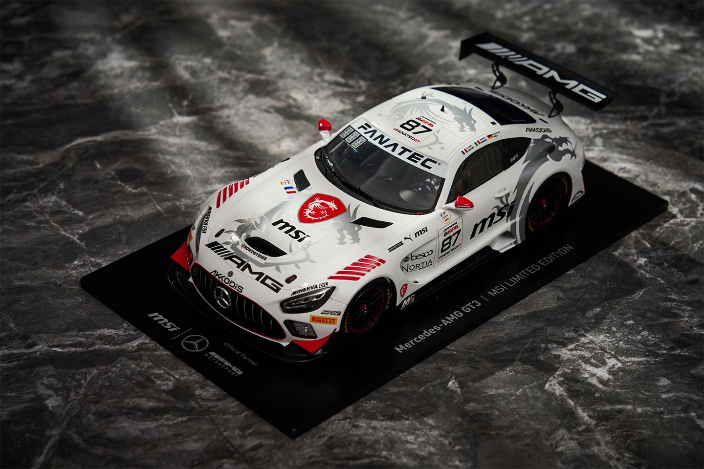 這次開箱一併取得 MSI X Mercedes-AMG GT3 1：18 模型車。