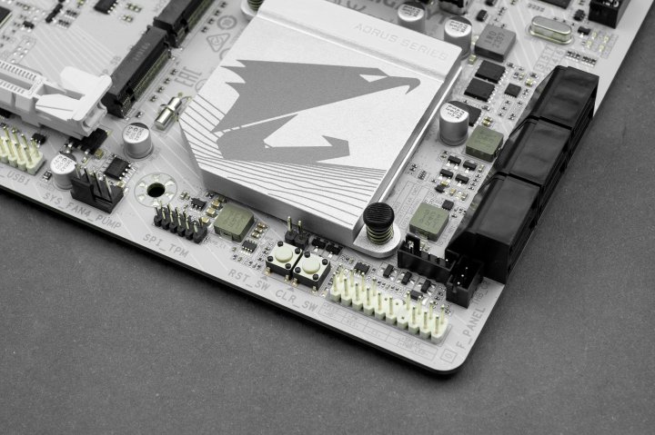 體積稍減、效能不變！Z790M AORUS ELITE AX ICE M-ATX 主機板評測