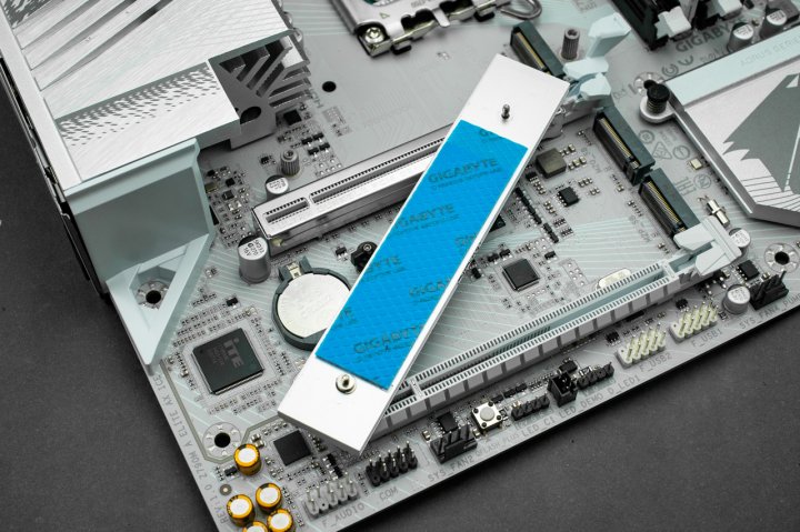 PCIe 5.0 主 M.2 插槽有附散熱條，以應付 SSD 的高溫。