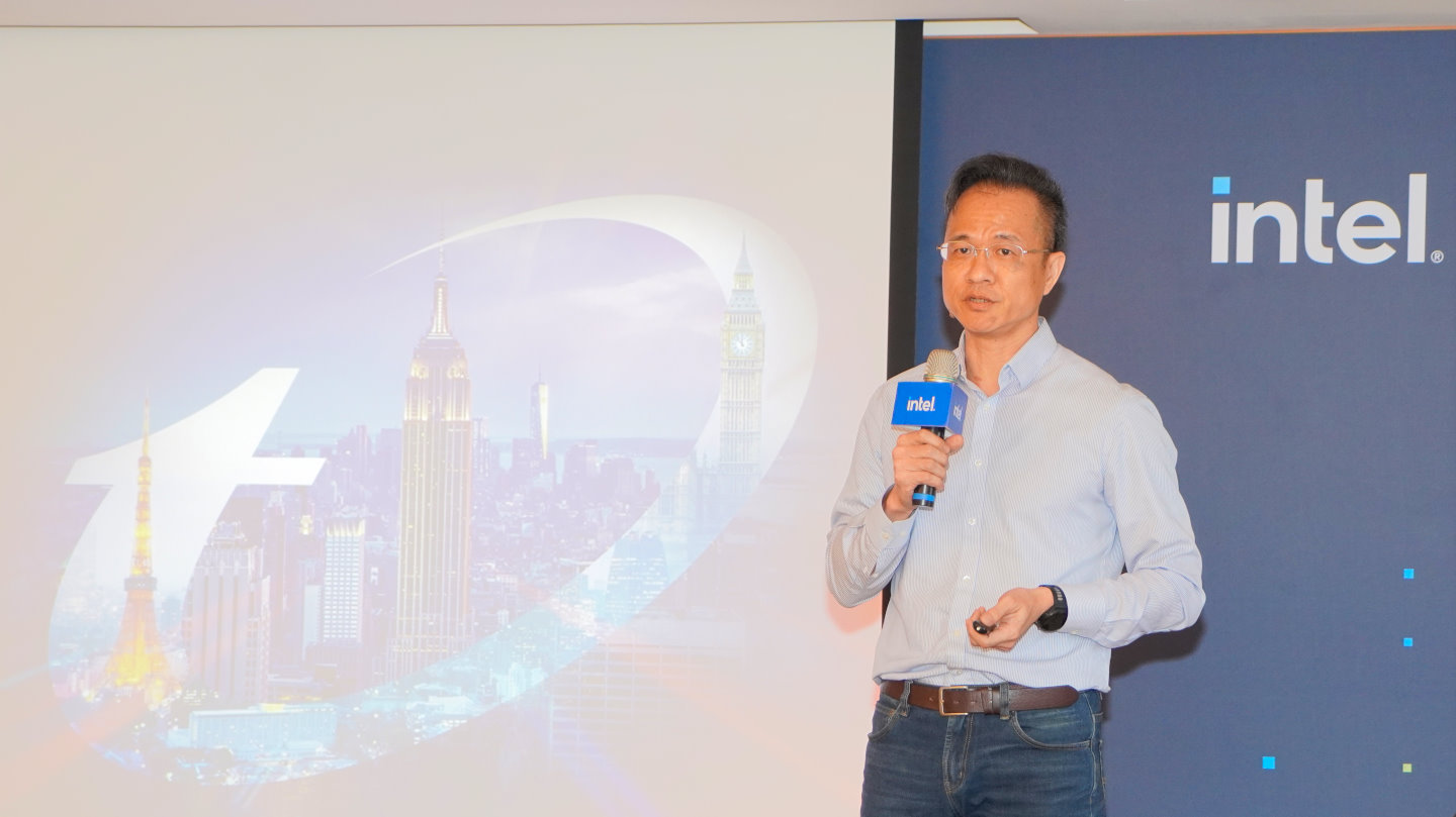 Trend Micro產品管理部協理沈政彥則說明透過AI強化資安的概念。