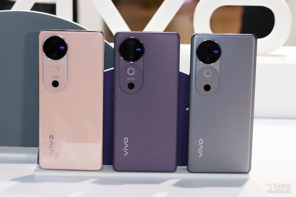 vivo V40。