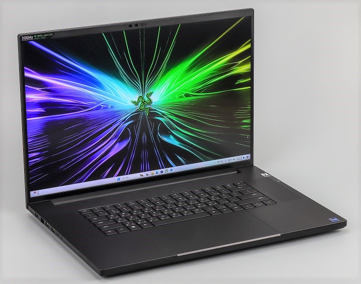 此款 Razer Blade 18 採用 mini LED 螢幕，具備 2560×1600 解析度、300Hz 螢幕更新率，以及支援G-Sync技術。