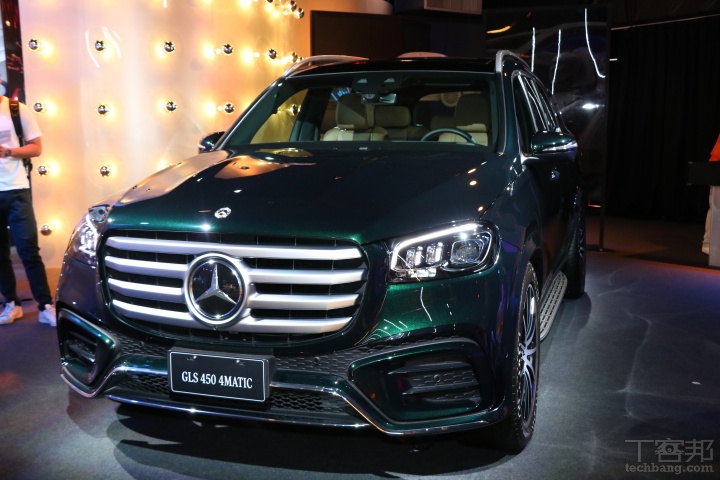 另說到 Mercedes-Benz 背後的安全工程全方位安全防護，背後是以高達 120 種尺寸的假人，來進行每年多達 900 多次的碰撞測試與 1,700 次的滑軌撞擊測試，並創下全球第一家汽車製造公司使用『高速 X 光射線』進行拍攝，以每秒處理 1,000 張影像進行錄影跟分析，透視每個部件在碰撞後的狀況，進而修改車身結構設計，確保每位乘客在可能的事故中獲得最佳保護，而這全方位安全防護，從有 SUV 中的 S-Class 之稱的 GLS 450 4MATIC 中體現。