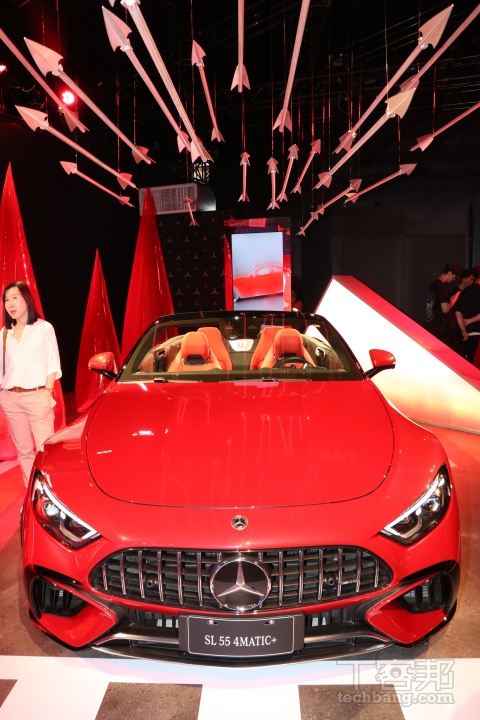 最後，專注打造性能坐駕的 Mercedes-AMG 也以頂尖性能代表的「One Man, One Engine」動力心臟、F1 賽道科技的導入、令人愉悅的聲浪、侵略性的視覺設計聞名，在此次特展中更展出迷人的性能敞篷跑車 SL 55 4MATIC+，值得一提的是，在頂蓬開啟後，為防止 11.9 吋的中控螢幕反光，進而提供 15° ~ 40° 角度可調功能。