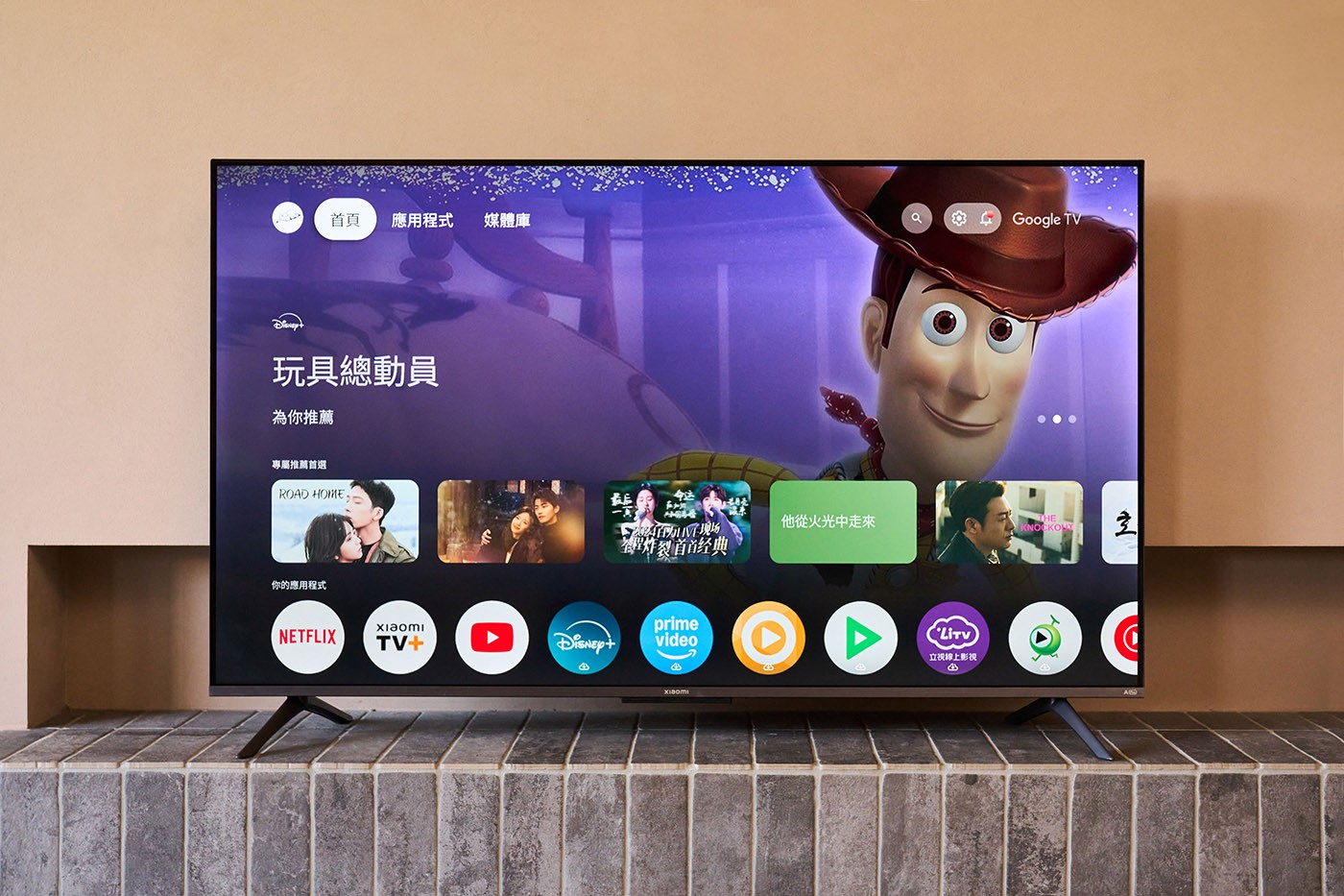 Xiaomi A Pro 2025 的一大亮點就是採用 Google TV 系統，而其中最實用的就屬內容推播，這個功能不只會自動推薦你可能感興趣的新內容，還會替你把來自不同 OTT 平台的節目整理成個人化觀看清單，讓找片的過程變得更輕鬆、更順利。