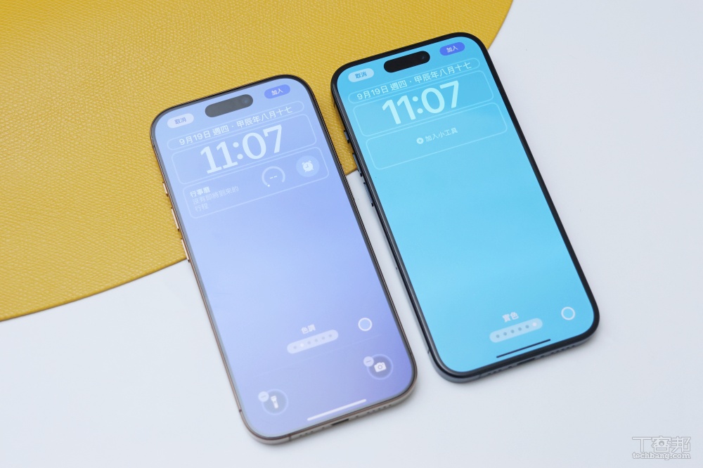 iPhone 16 Pro（左）、iPhone 15 Pro（右）。