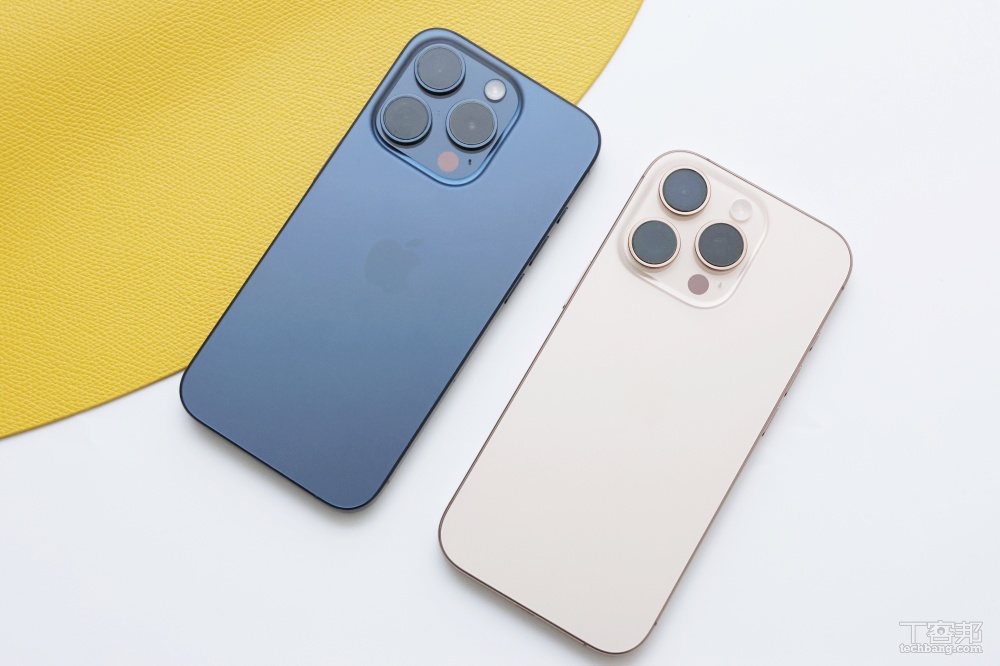 iPhone 16 Pro（右）、iPhone 15 Pro（左）。