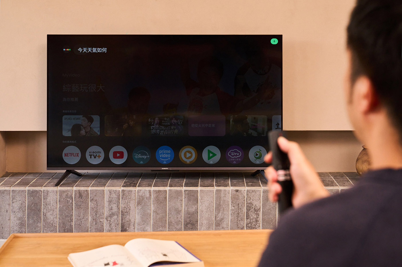 搭載原生 Google TV 作業系統的另一大好處，就是能用更直覺的方式操作各種電視智慧功能，比方說利用 Hey Google 語音功能，就能以更省時省力的方式搜尋到想要的內容。