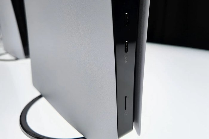PS5 Pro索尼三十週年紀念版實物圖曝光，不同角度看清遊戲主機細節