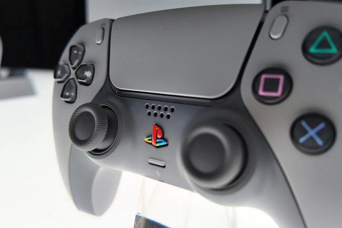 PS5 Pro索尼三十週年紀念版實物圖曝光，不同角度看清遊戲主機細節