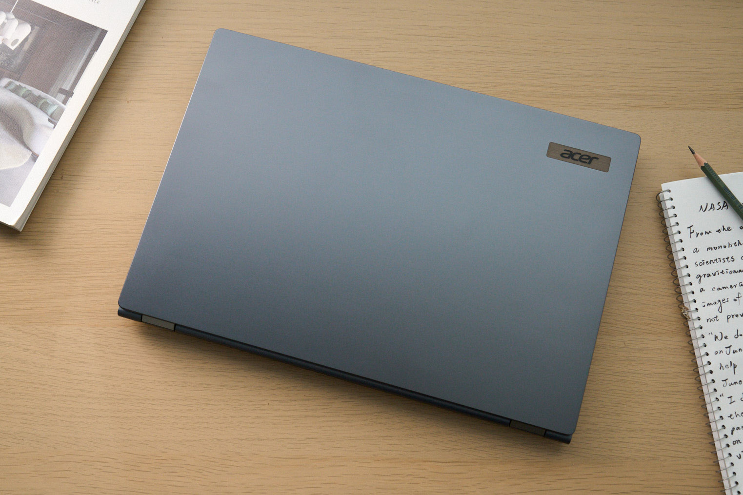 Acer TravelMate P4 16 的外型與前一代差異不大，銀灰色鋁鎂合金材質展現沉穩商務性格與出眾質感。