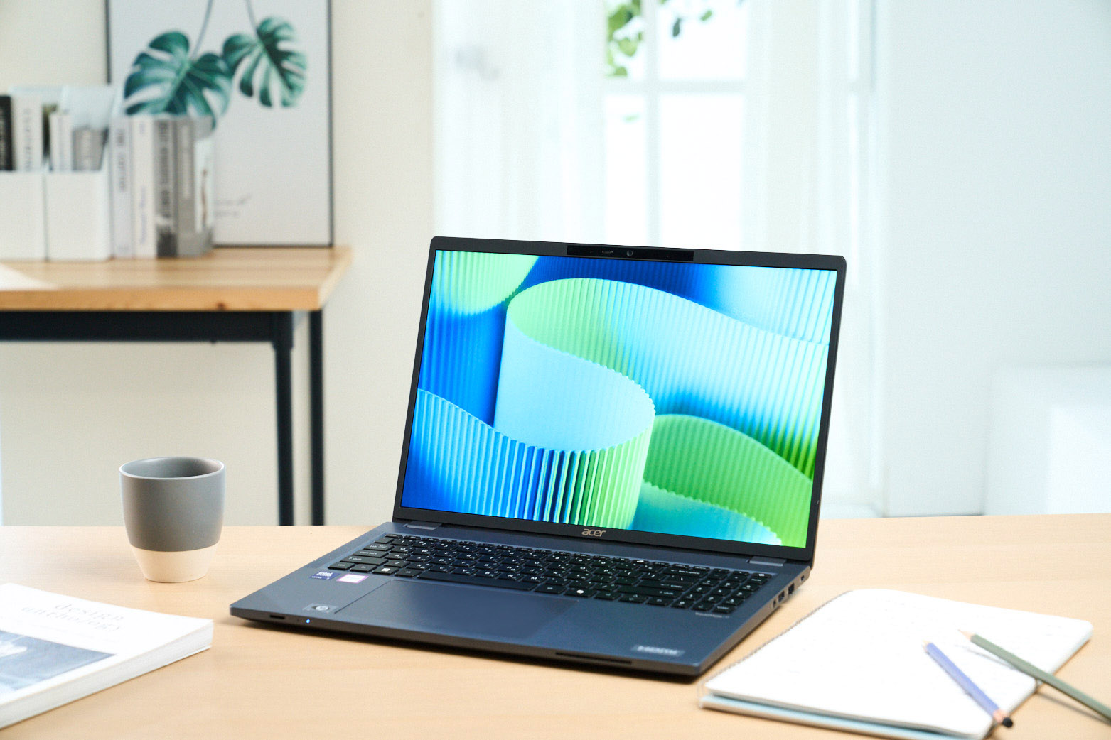 Acer TravelMate P4 16 評測：有 AI 效能加持的經典商務筆電！