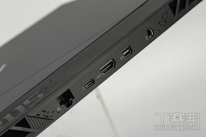 後側輸出入埠mini DP 1.4、HDMI 2.1、Thunderbolt 4、RJ-45 網路埠。