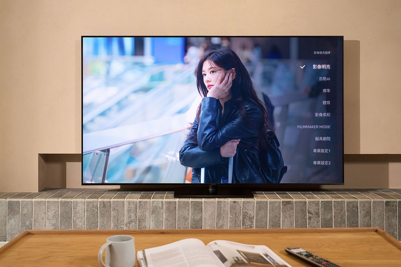 當然，除了 HDR、Dolby Vision 影片外，目前也有其他格式的節目，因此 TV-75W95AGT 也提供包括影像明亮、自動 AI、標準、體育、影像柔和、Filmmaker Mode（製片人模式）、擬真劇院、專業設定 1、專業設定 2、遊戲、擬真遊戲…等超多種模式。特別是新一代的 Filmmaker Mode（製片人模式），也進化成為具備智慧感知功能、可自動調節亮度與色溫的影像模式，因此在觀賞時，效果能更貼近好萊塢影院的視覺體驗。