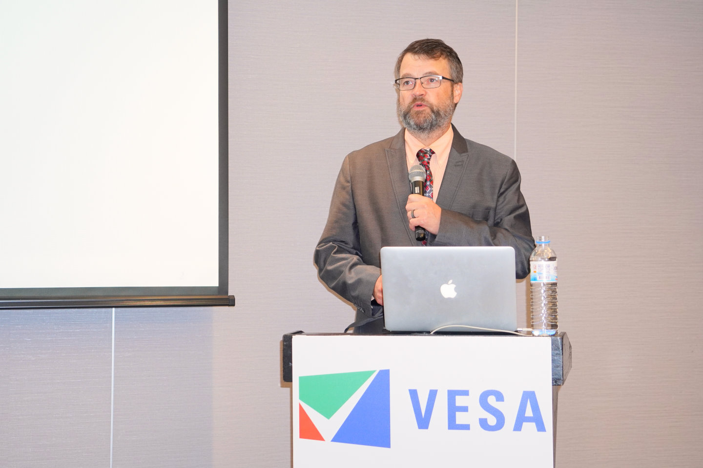 VESA合規計畫經理Jim Choate在VESA 2024年技術與應用發展記者會闡述未來展望，並介紹DisplayPort、DisplayHDR、AdaptiveSync、ClearMR等規範。