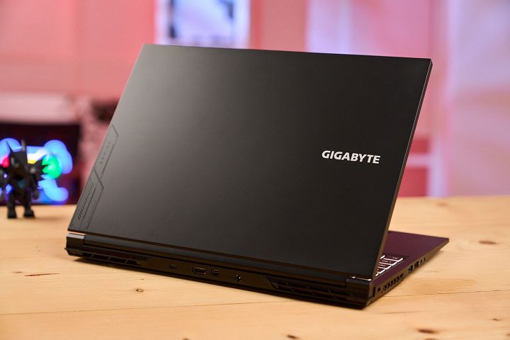 GIGABYTE G6 KF 2024 以黑色為主色調，機身上蓋右側有著不算小的「GIGABYTE」品牌名。