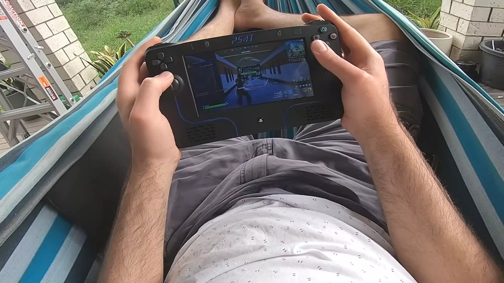 高手魔改PlayStation 4成掌機，把DualShock 4手把拆解整合為一體最具挑戰