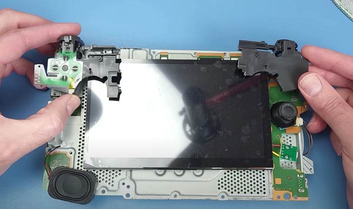 高手魔改PlayStation 4成掌機，把DualShock 4手把拆解整合為一體最具挑戰