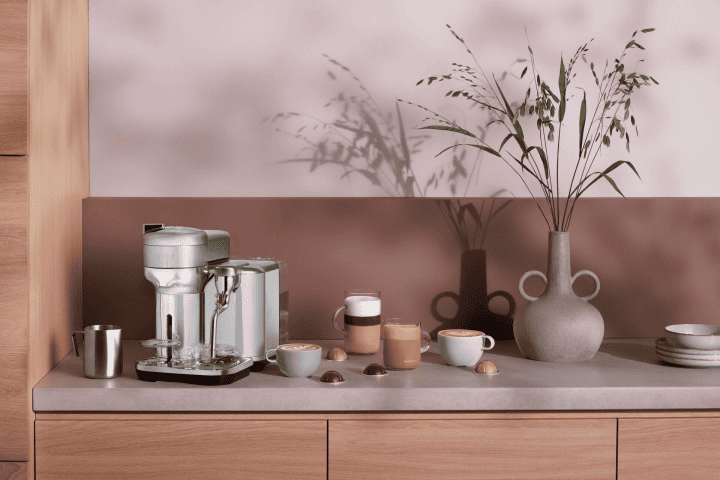 Nespresso 推出全新 Vertuo Creatista 咖啡大師拉花頂級旗艦機，11/14 前購機再折五千