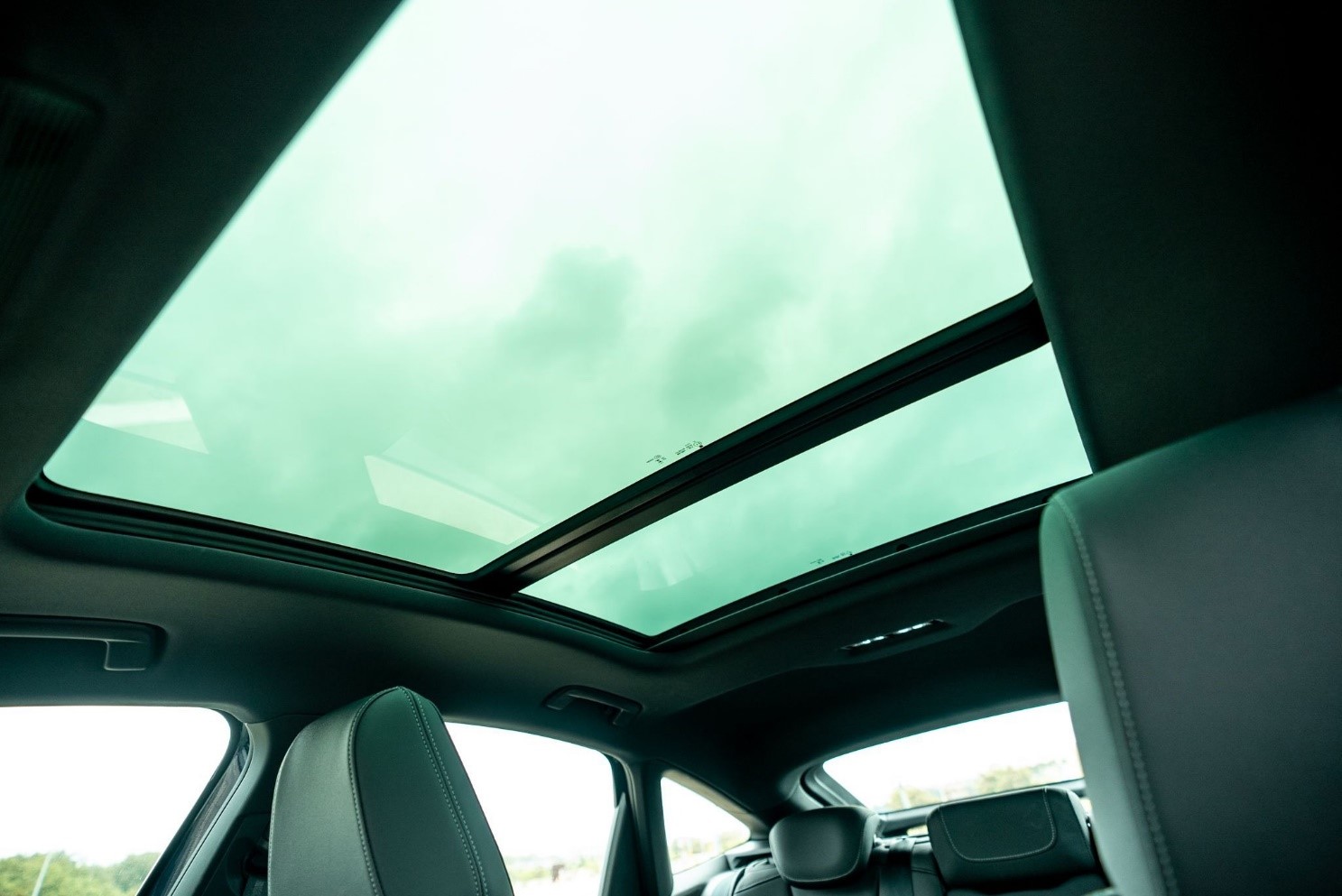 全景天窗設計讓車內空間更顯通透寬敞。