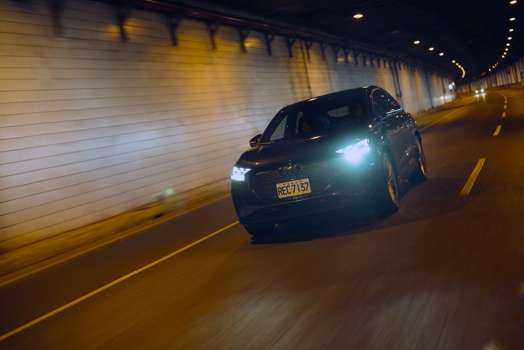55 quattro 動力車型配置前後驅動馬達，最大輸出功率為 340 PS。