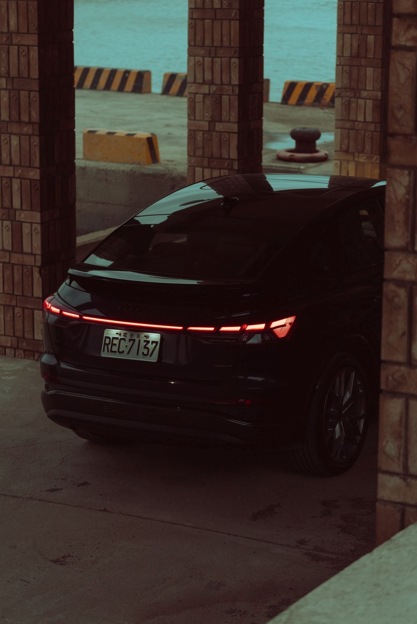 Audi Q4 e-tron 的連貫式車尾燈採用動態燈光設計，不僅有效提高了車輛的辨識度，在夜間行駛時更散發出濃厚的科技氛圍，很容易成為路上矚目的焦點。