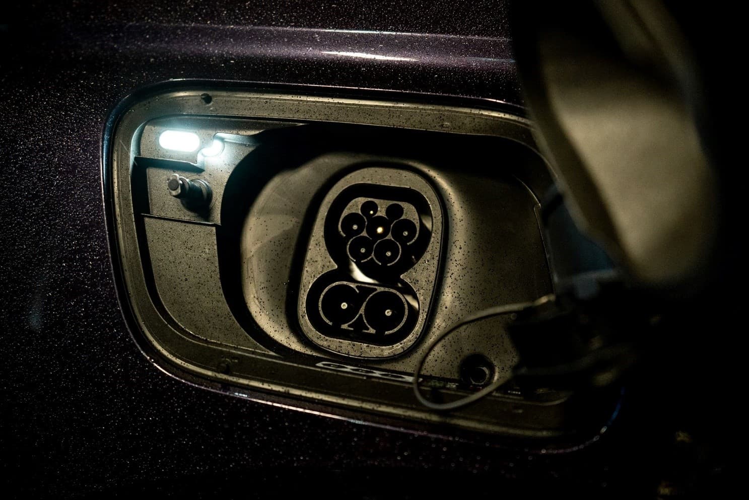 Audi Q4 e-tron 採用 CCS2 充電規格，支援台灣多數主流快充站，讓駕駛者無論在城市或高速公路途中都能輕鬆找到充電站，讓車輛保持在最佳狀態。