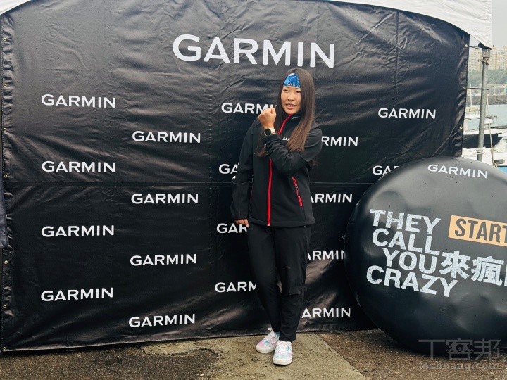 剛完成環泳美國紐約曼哈頓島挑戰、成為首位開放水域三冠王的臺灣第一人-許汶而,回到臺灣就現身 Garmin 山海極限大接力起跑現場,擔任海泳棒次的她表示:「能以海泳參與這次挑戰,對我來說意義非凡,特別是 Garmin 首次將海泳納入挑戰項目,希望能讓更多臺灣人認識海泳這個運動,也讓世界看到台灣!儘管我非常期待完成這段挑戰,但安全與風險評估是極限運動的首要考量,很可惜今天因為海況與風勢不佳無法順利下水,多變的自然因素是極限運動中無法抗衡的一環,也是這項運動的魅力之一,隨時都要有敬畏心。過去大家都稱我為「孤泳者」,這次很榮幸能與四位強大的運動員組成大接力團隊,感到非常溫暖,也期待每一位精彩的表現!」