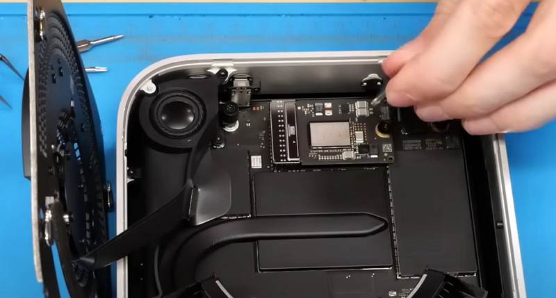 M4 Mac mini 256GB入門版本，已經有DIY高手成功將SSD升級改裝到1TB