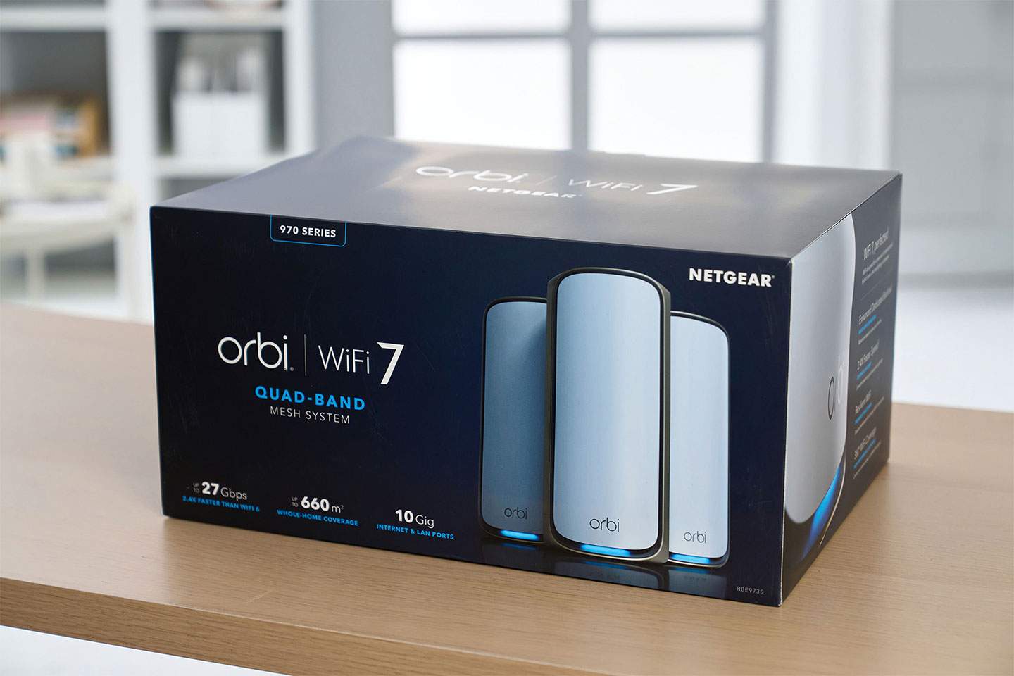 Netgear Orbi RBE973S BE27000 四頻 Wi-Fi 7 Mesh 延伸系統是三台一組的版本，因此盒裝非常大，視覺設計也走質感風格。 ▲ 盒內共有一台無線路由器與兩台衛星子機，同時也提供了三組供電器與多版本的插座，以及一條網路線與說明書。 ▲ 三款設備的體積大小幾乎完全一樣，出廠時在主路由器的正面貼有標示預設連線資訊與 QRCode 的貼紙。