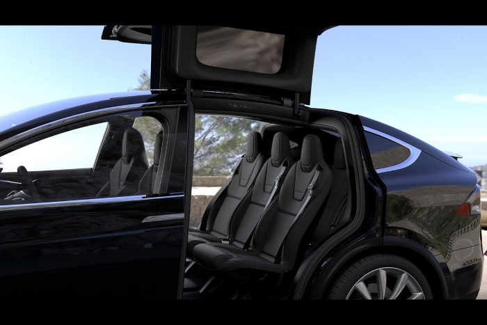 消費者抱怨 Model X 第三排進出空間侷促，在乘坐上空間也不足。