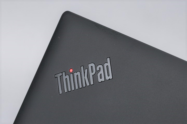 機身上蓋的左上角有 ThinkPad 的標誌，其中字母「i」上面的紅色圓點，為功能指示燈，在使用筆電時會亮起提示。