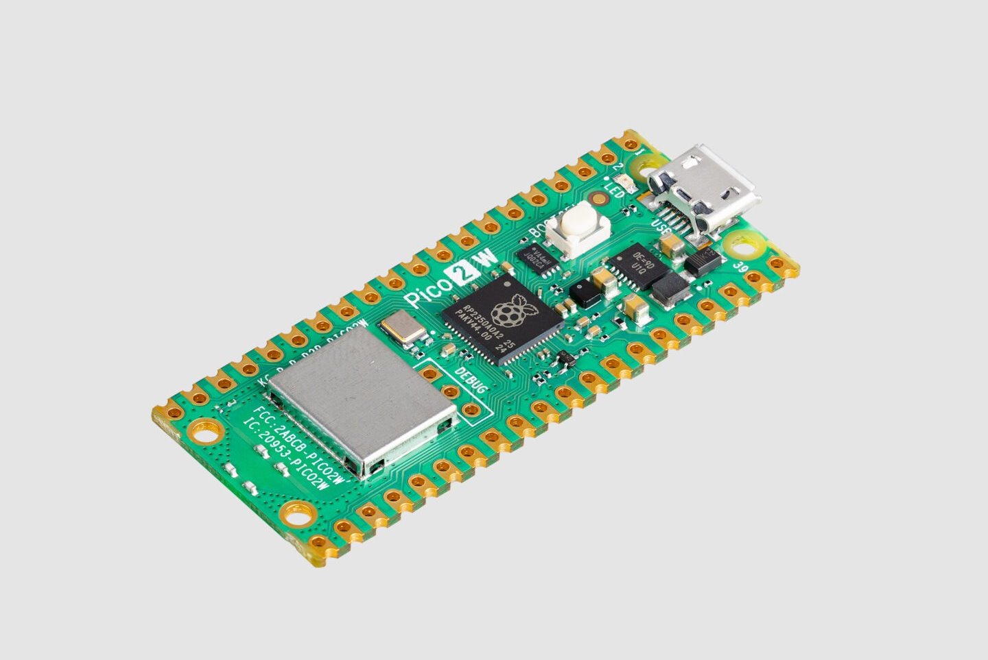 Raspberry Pi Pico 2 W是加入無線通訊的加強版，與Raspberry Pi Pico 2相比在下方多出無線網路晶片。