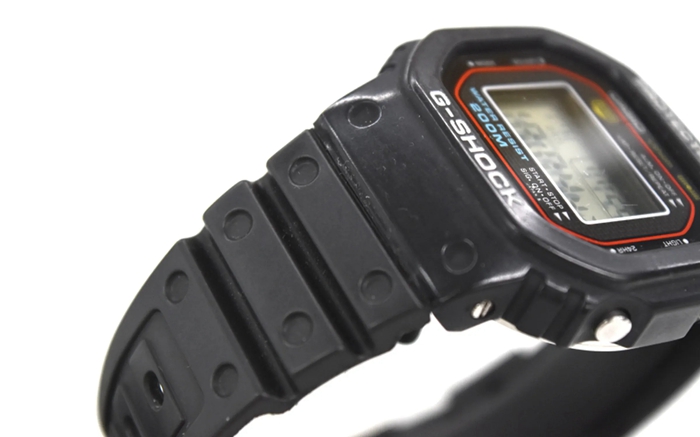 初代的 G-Shock DW-5000C 錶帶和按鈕