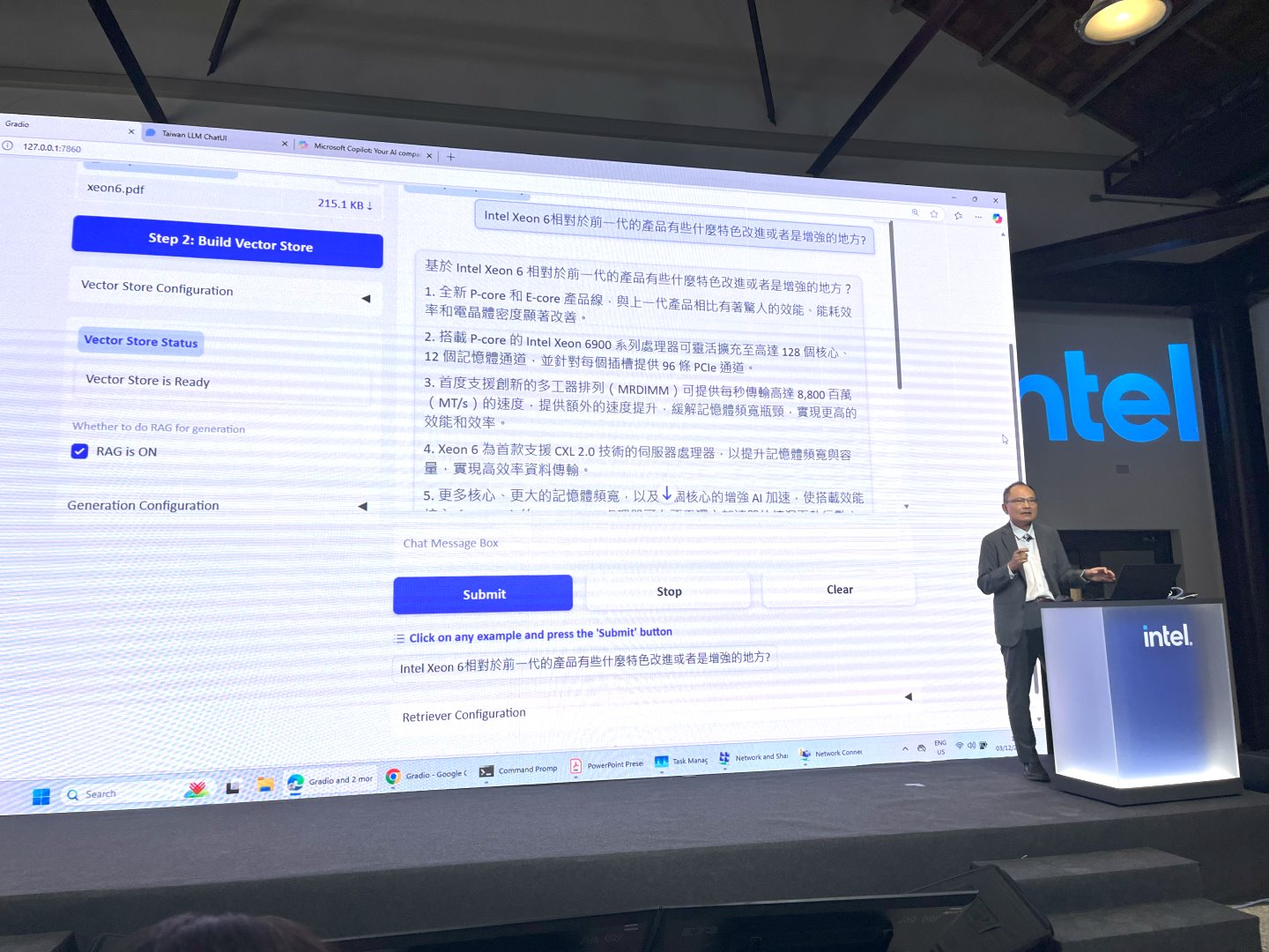 鄭智成在現場展示透過RAG在不重新訓練大型語言模型的前提下，透過輸入文件的方式「教導」模型如Xeon 6特色資訊。