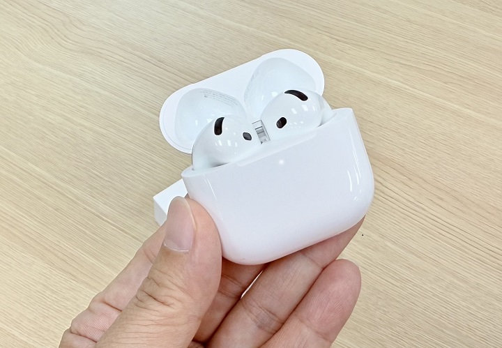 雖然 AirPods 4 是採用開放式耳機設計，但透過 H2 晶片演算法及採用與 AirPods Pro 2 相同的超低噪音麥克風，來達到主動式降噪效果。