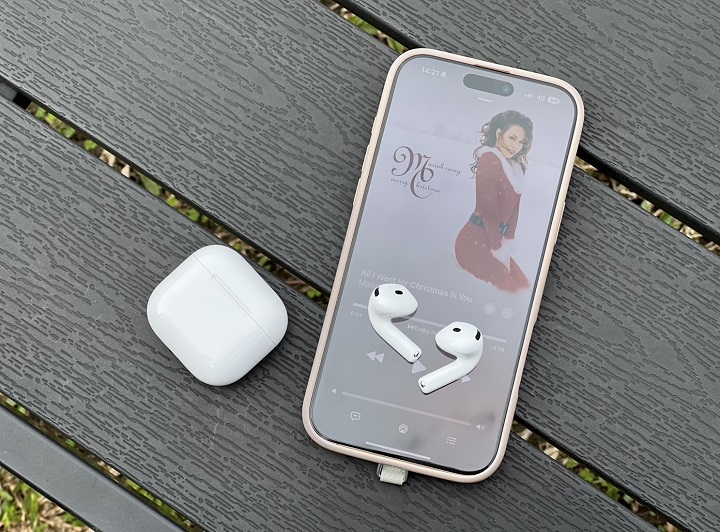 AirPods 4 在開啟降噪下，提供 4 小時的聆聽時間，搭配電池盒多次充電可達 20 小時。