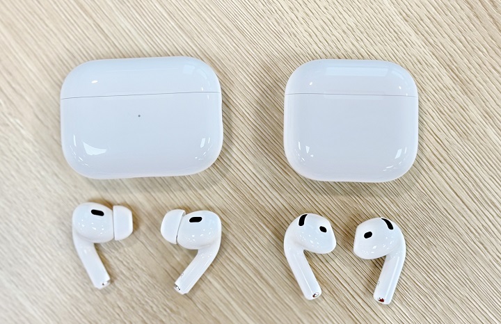 AirPod Pro 2（左）與 AirPods 4(右)都具備降噪功能， 但 AirPods 4 還是缺少了耳塞額外提供的被動降噪效果。