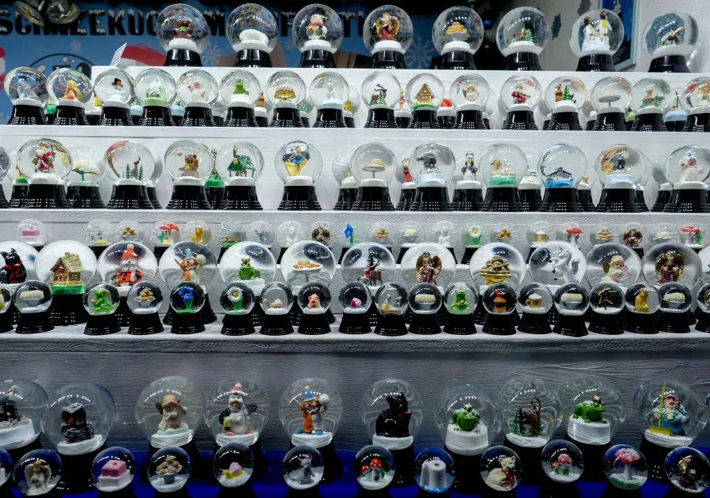 維也納市政廳聖誕市集展示著維也納雪花球原廠車間生產的雪花球。 圖片來源：Joe Klamar/AFP via Getty Images